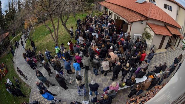 Ο Σεβασμιώτατος στη διανομή δεμάτων στον Αγ. Αθανάσιο