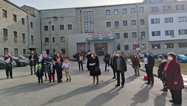Χριστουγεννιάτικα Κάλαντα στην Εστία Παπαγεωργίου και στο ΠΑΠΑΝΙΚΟΛΑΟΥ