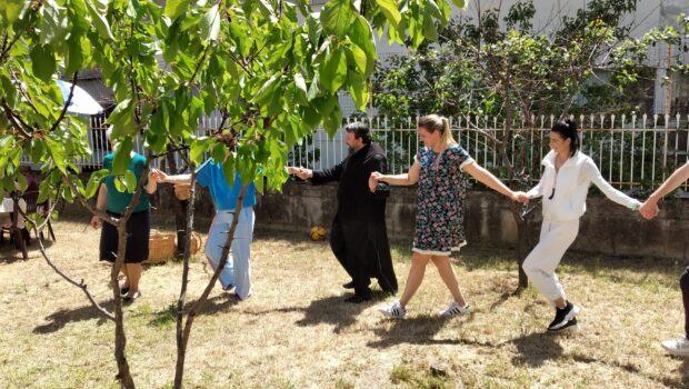 Παραδοσιακό Πασχαλινό αντάμωμα με τους φιλοξενούμενούς μας από τον πόλεμο τηςΟυκρανίας