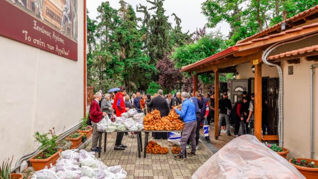 Πασχαλινά Δέματα Αγάπης στην αυλή του Αγίου Αθανασίου